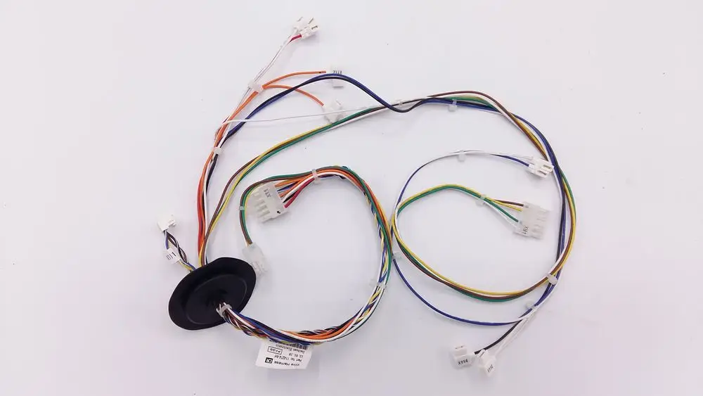 Kabelbaum mit mehreren farbigen Kabeln und Steckverbindern, produziert von Remeha, zur Verbindung elektrischer Komponenten in einem 24V-System.